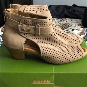 Earth brand taupe good condition
